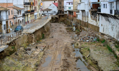Des débris bordent la rivière à côté de maisons endommagées à Chiva, dans la région de Valence, le 7 mars 2025, après les inondations dévastatrices d'octobre 2024 ( AFP / Jose Jordan )