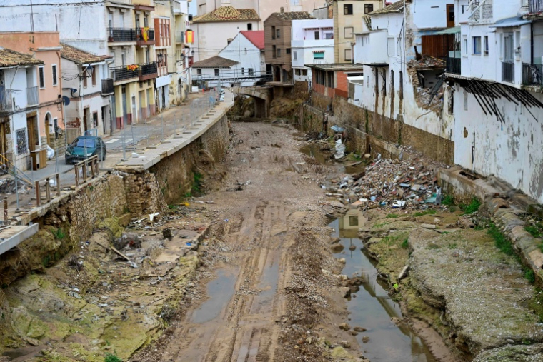 Des débris bordent la rivière à côté de maisons endommagées à Chiva, dans la région de Valence, le 7 mars 2025, après les inondations dévastatrices d'octobre 2024 ( AFP / Jose Jordan )
