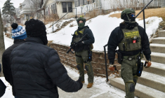 Des agents fédéraux face à des civils le 16 janvier 2026 à Saint Paul, dans le Minnesota ( AFP / Octavio JONES )