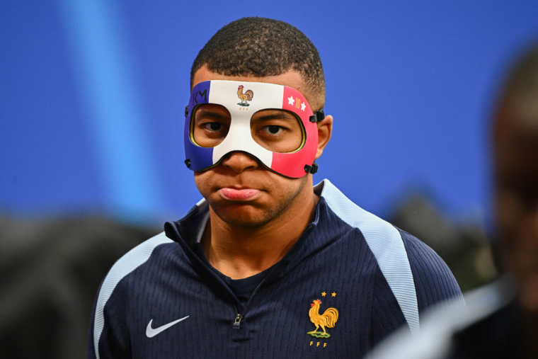 Le masque de Kylian Mbappé avant Pays-Bas-France
