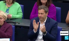 L'Allemagne renonce au "frein à la dette" et sort les grands moyens pour la défense