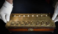 La Pascaline, première machine à calculer mécanique inventée par Blaise Pascal, à Paris le 11 septembre 2025. ( AFP / STEPHANE DE SAKUTIN )