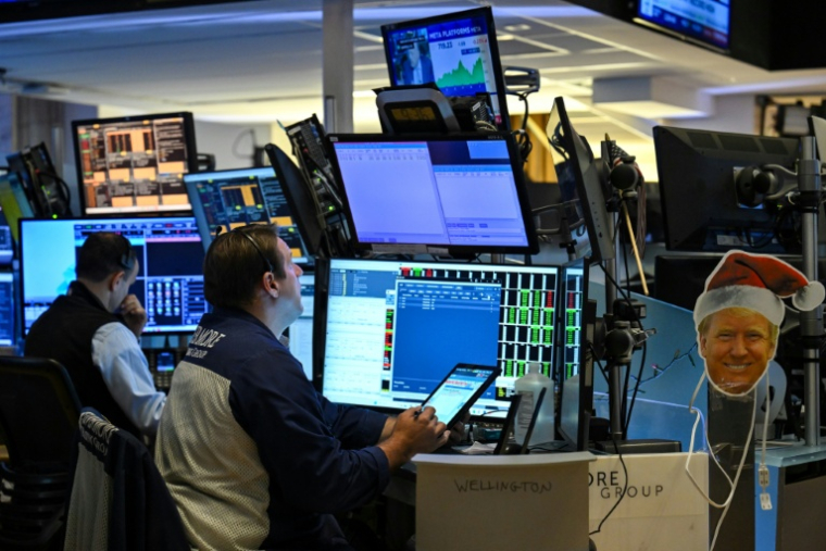 Des opérateurs à la Bourse de New York le 15 juillet 2025 ( AFP / ANGELA WEISS )