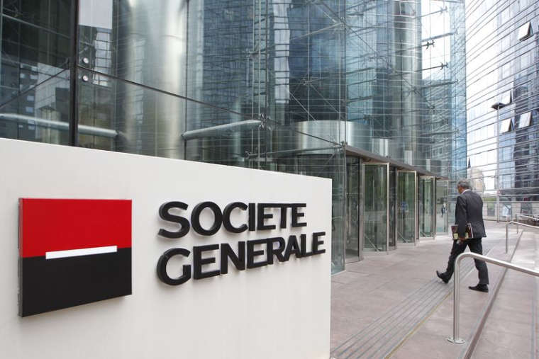 Un employé entre dans le siège de la Société Générale, à La Défense