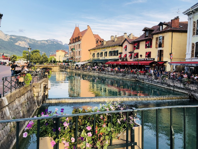 À Annecy, des logements bientôt chauffés et rafraîchis par l’eau du lac (Crédit photo; Sara Chini - Pixabay)