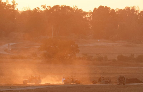 Des véhicules militaires israéliens manœuvrent près de la frontière entre Gaza et Israël, en Israël
