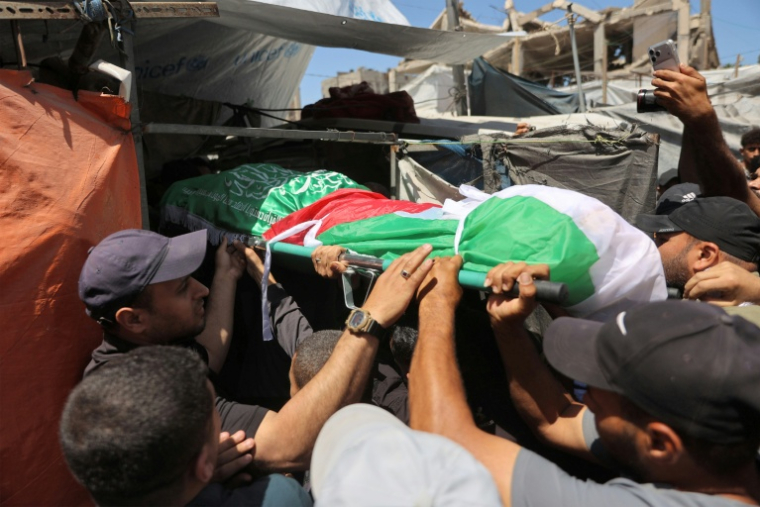 Le corps d'Ezzedine Al-Haddad, chef de la branche armée du Hamas, tué lors d'une frappe israélienne nocturne avec des membres de sa famille, lors de ses funérailles à Gaza, le 16 mai 2026 ( AFP / Omar AL-QATTAA )