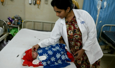 Une médecin s'occupe d'un nouveau-né dans le service maternité d'un hôpital public d'Hyderabad, en Inde, le 29 février 2024 ( AFP / Noah SEELAM )