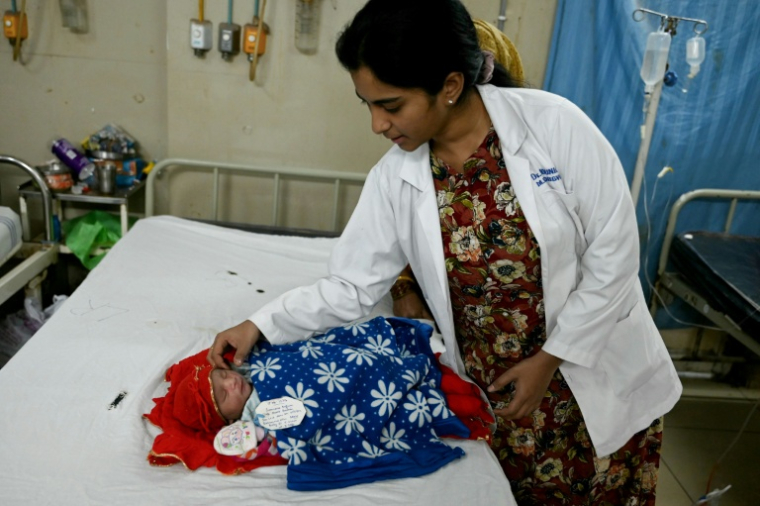 Une médecin s'occupe d'un nouveau-né dans le service maternité d'un hôpital public d'Hyderabad, en Inde, le 29 février 2024 ( AFP / Noah SEELAM )