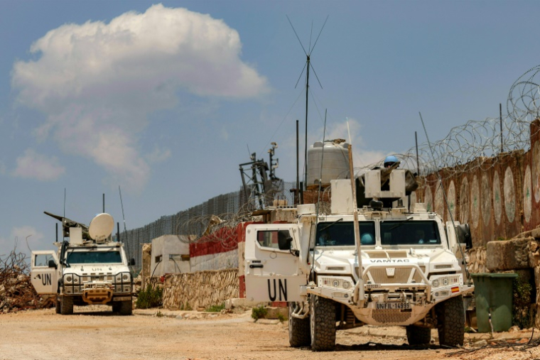 Des soldats de la paix de la Force intérimaire des Nations Unies au Liban (Finul) se déplacent dans des véhicules blindés lors d'une patrouille le long de la frontière avec Israël, près du village de Kfar Kila, dans le sud du Liban, le 4 juin 2025 ( AFP / - )
