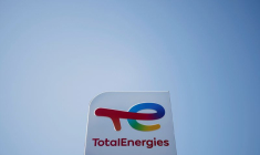 Un logo TotalEnergies dans une station-service près de Nantes