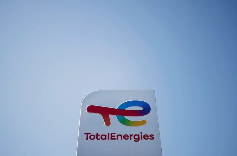 Un logo TotalEnergies dans une station-service près de Nantes