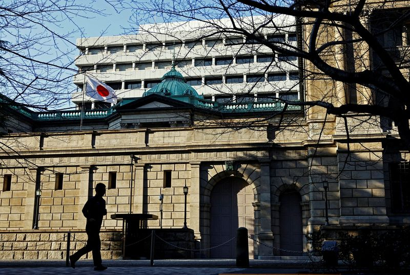 Un passant passe devant le siège de la Banque du Japon à Tokyo