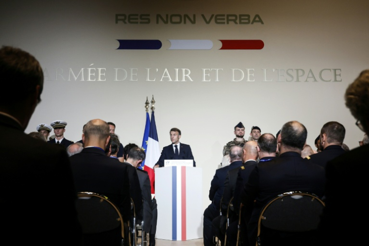 Le président Emmanuel Macron lors de sa visite à Toulouse, au siège du Commandement de l'espace, qu'il vient d'inaugurer, le 12 novembre 2025 ( POOL / Guillaume HORCAJUELO )