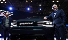 Photo de Mike Koval et Carlos Tavares au salon de l'automobile de New York