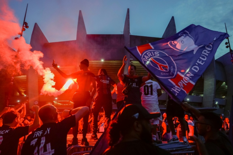 Des supporters parisiens fêtent le deuxième sacre d'affilée du Paris SG en Ligue des champions, le 30 mai 2026 à Paris ( AFP / Kenzo TRIBOUILLARD )