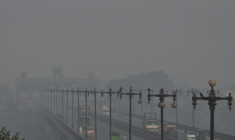 La ville de Lahore, au Pakistan, plongée dans un épais brouillard de pollution, le 24 octobre 2025 ( AFP / Arif ALI )