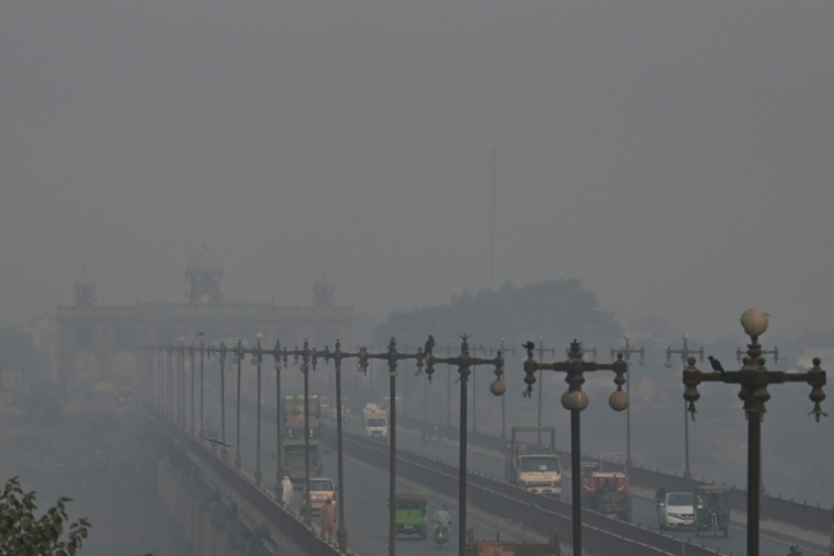 La ville de Lahore, au Pakistan, plongée dans un épais brouillard de pollution, le 24 octobre 2025 ( AFP / Arif ALI )