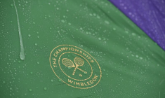 Vue générale du logo de Wimbledon sous la pluie