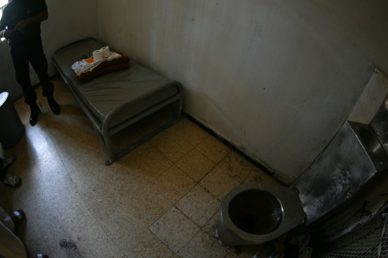 Une cellule du quartier d'isolement de la prison de NÎmes, le 24 juillet 2025 dans le Gard ( AFP / GABRIEL BOUYS )