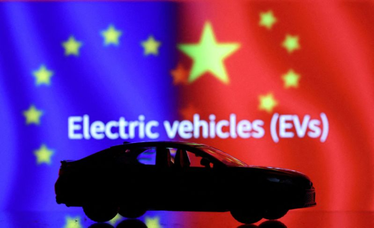 Illustration d'une miniature de voiture devant les drapeaux de l'Union Européenne et de la Chine
