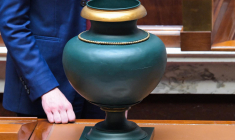 Lors du vote à la présidence de l'Assemblée nationale, plusieurs élus ont refuser de serrer la main du député RN, Flavien Termet. ( AFP / BERTRAND GUAY )