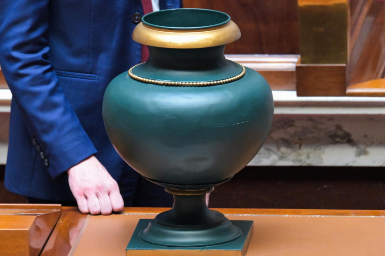 Lors du vote à la présidence de l'Assemblée nationale, plusieurs élus ont refuser de serrer la main du député RN, Flavien Termet. ( AFP / BERTRAND GUAY )