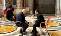 Photo diffusée par le service de presse de la présidence ukrainienne, le 26 avril 2025, montrant une rencontre entre le président ukrainien Volodymyr Zelensky (g) et le président américain Donald Trump à la basilique Saint-Pierre en marge des funérailles du pape François au Vatican ( Service de presse de la présidence ukrainienne / Handout )