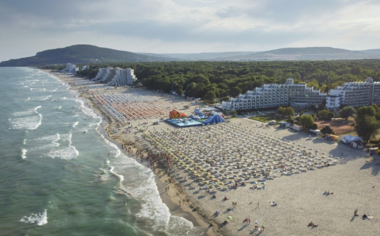 Vue aérienne d'une plage à la station balnéaire d'Albena le 17 août 2025 en Bulgarie ( AFP / Nikolay DOYCHINOV )