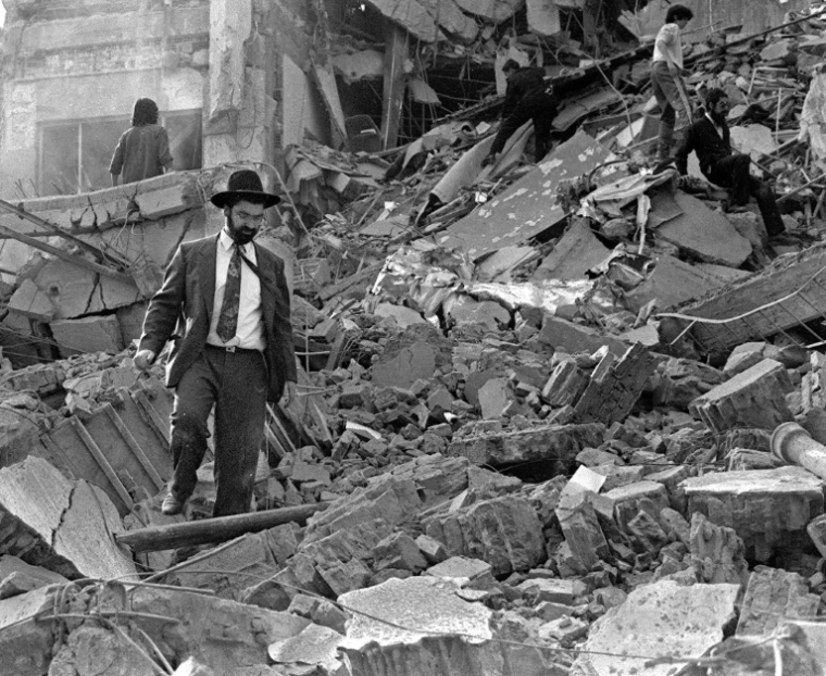 Des personnes dans les décombres après l'explosion d'une bombe à la mutuelle juive Amia à Buenos Aires, le 18 juillet 1994 en Argentine ( AFP / Ali BURAFI )