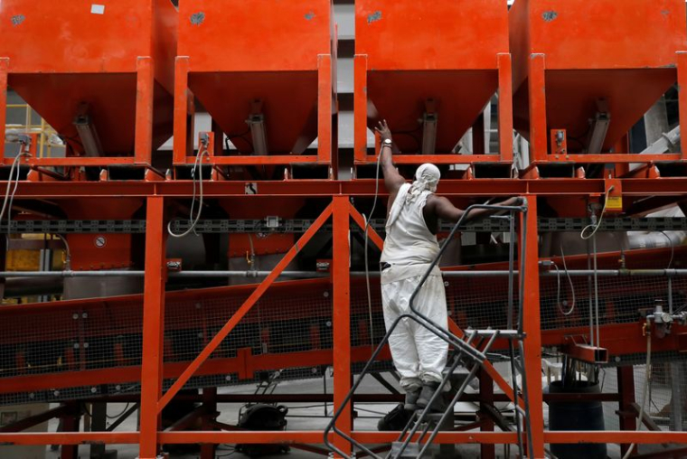 Photo d'archives d'un ouvrier travaillant dans une usine à New York City, États-Unis