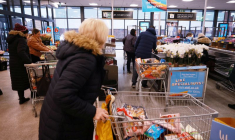 Des personnes font leurs courses à l'intérieur d'un supermarché ALDI près d'Altrincham