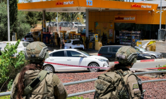 Des membres de forces de sécurité israéliennes sur les lieux d'une fusillade à Kokhav Yaïr, dans le centre du pays, près de la Cisjordanie occupée, le 7 juin 2026  ( AFP / Jack GUEZ )