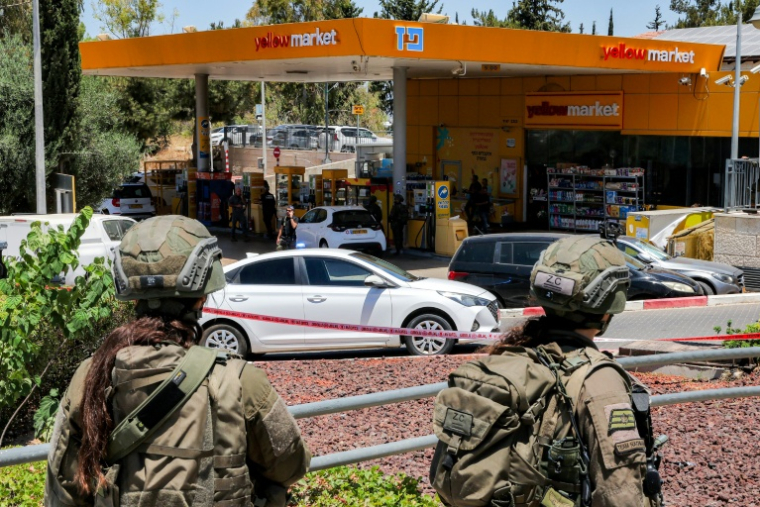 Des membres de forces de sécurité israéliennes sur les lieux d'une fusillade à Kokhav Yaïr, dans le centre du pays, près de la Cisjordanie occupée, le 7 juin 2026  ( AFP / Jack GUEZ )