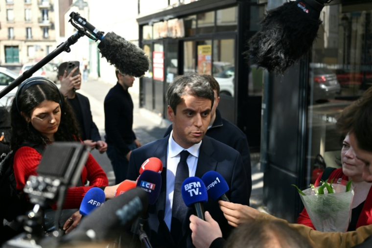 Gabriel Attal, secrétaire général de Renaissance, parle aux journalistes lors d'une visite dans une boulangerie à Vanves, près de Paris, à l'occasion de la Journée internationale des travailleurs, le 1er mai 2026   ( AFP / Julie SEBADELHA )