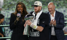 Le quarterback des Seattle Seahawks Sam Darnold après la victoire de son équipe dans le Super Bowl, le 8 février 2026 à Santa Clara, en Californie ( AFP / Patrick T. Fallon )