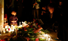 Des personnes se rassemblent à Paris après la mort d'Alexeï Navalny