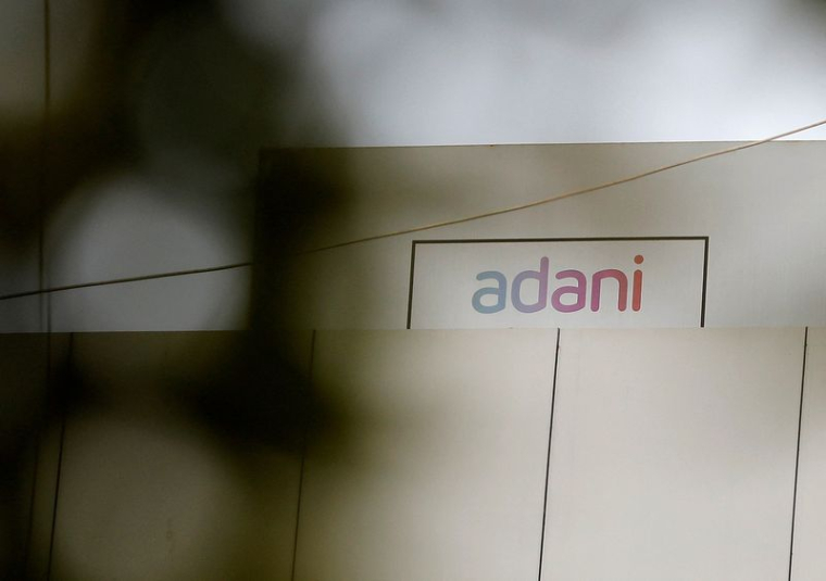Le logo du groupe Adani sur l'un de ses bâtiments à Ahmedabad, en Inde