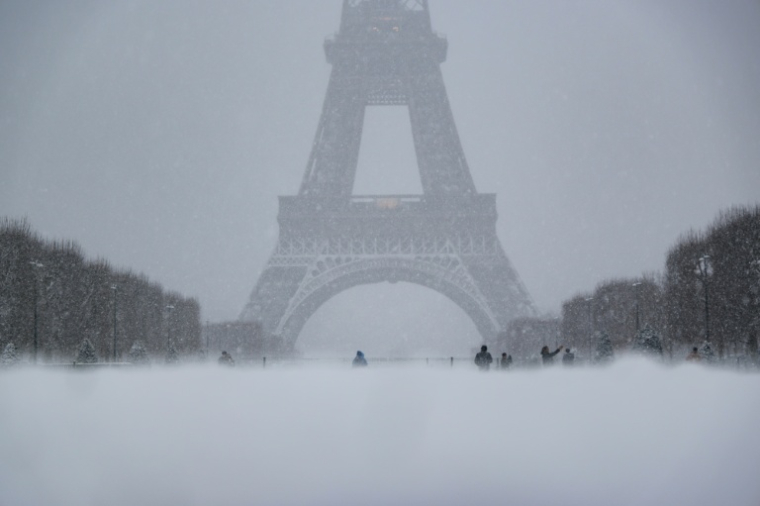 Neige: plusieurs lignes de bus rétablies à Paris, trafic normal pour les RER et tramways ( AFP / Ludovic MARIN )