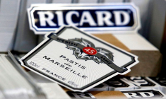 Le logo de Ricard figure sur les étiquettes de l'unité de production de Ricard à Lormont, près de Bordeaux