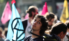 FRANCE 2022: DES MILITANTS ÉCOLOGISTES BLOQUENT UN BOULEVARD PARISIEN