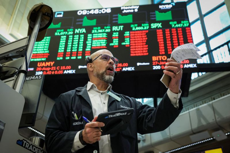 Les traders travaillent sur le parquet de la Bourse de New York