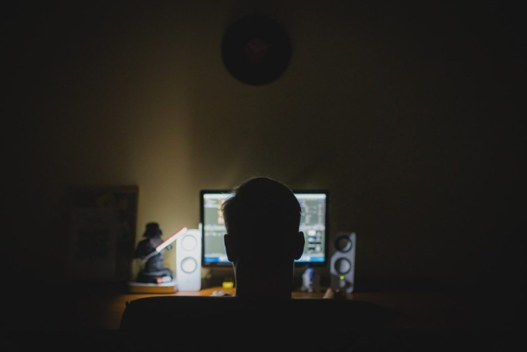 Le cybercriminel s'est fait passer pour le directeur général de l'entreprise et a demandé à une comptable d'effectuer discrètement des virements. Photo d'illustration. (Tookapic / Pixabay)