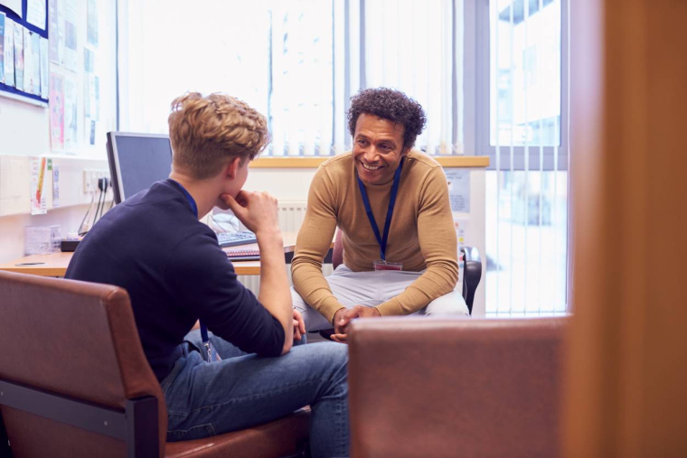 Qu'est-ce que le dispositif argent de poche destiné aux 16-18 ans ? - iStock-monkeybusinessimages