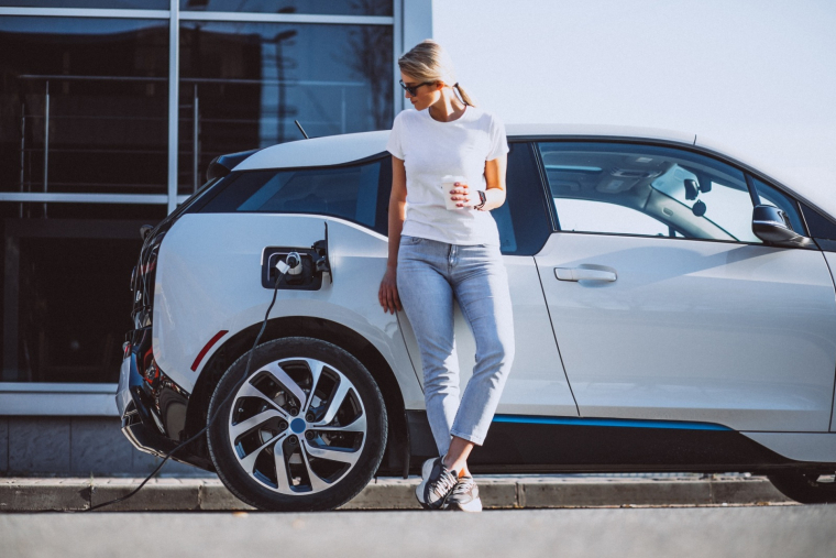 Acheter une voiture : passer à l’électrique, combien ça coûte ? (Crédits photo : Shutterstock)
