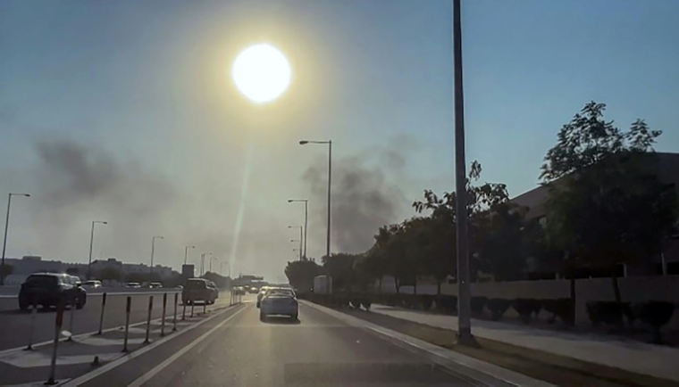 Une capature d'écran tirée d'une vidéo de l'AFPTV montre de la fumée qui s'élève après des explosions à Doha, capitale du Qatar, le 9 septembre 2025 ( AFPTV / Jacqueline PENNEY )