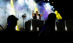 La DJ Barbara Butch sur scène durant un festival à Saint-Martin-du-Tertre, dans l'Yonne, le 25 juillet 2026 ( AFP / Kenzo TRIBOUILLARD )