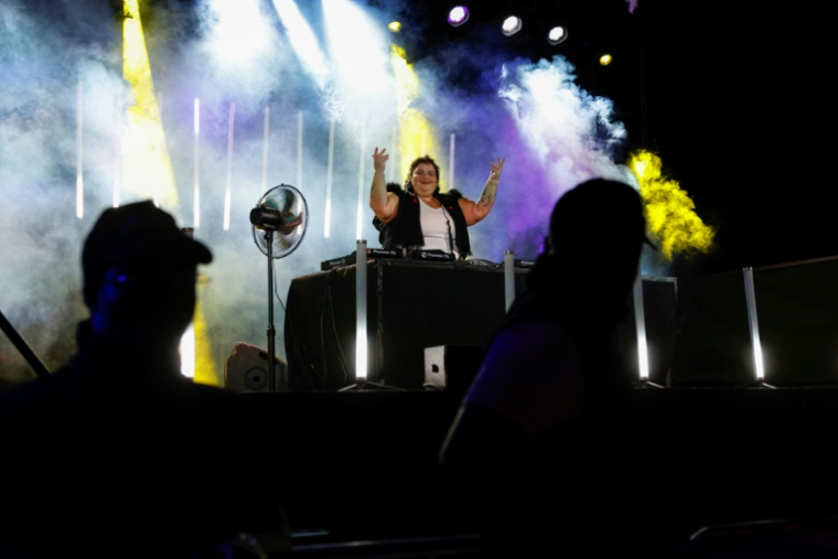 La DJ Barbara Butch sur scène durant un festival à Saint-Martin-du-Tertre, dans l'Yonne, le 25 juillet 2026 ( AFP / Kenzo TRIBOUILLARD )