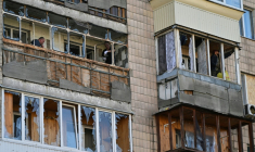 Les vitres d'un immeuble d'habitation soufflées après une attaque de missile et de drone dans la localité ukrainienne de Brovary, près de Kiev, le 14 mars 2026  ( AFP / Genya SAVILOV )