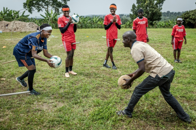 Entraînement de Quidditch, à Katwadde, en Ouganda, le 8 janvier 2026 ( AFP / Luis TATO )